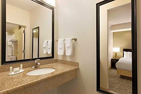 King Suite with Bathtub and Trundle Sofa - Mobility Access/Hearing Accessible