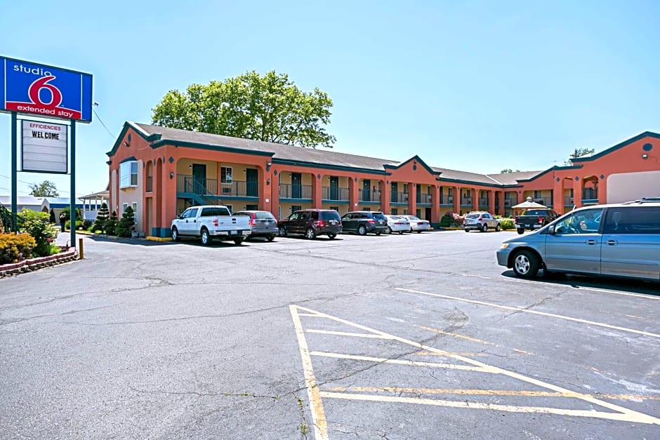 Bay Side Inn & Suites