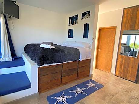 Casa Arrecife - Dorado Suite, Fast Wifi & Balcony! Beach is steps away!