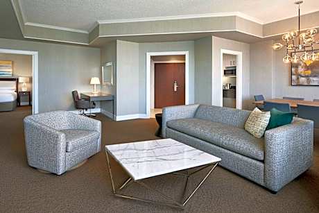Club lounge access, 1 Bedroom Executive Suite, 1 King, Sofa bed