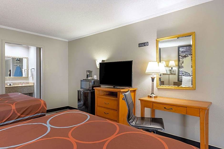 Super 8 by Wyndham Kansas City Airport North