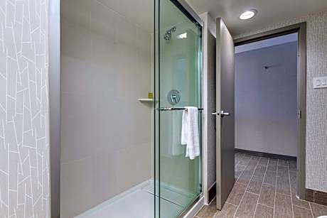 1 King Bed Mobility/Hearing Access Ri Shower