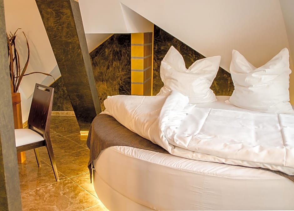 Alpha & Omega Hotel