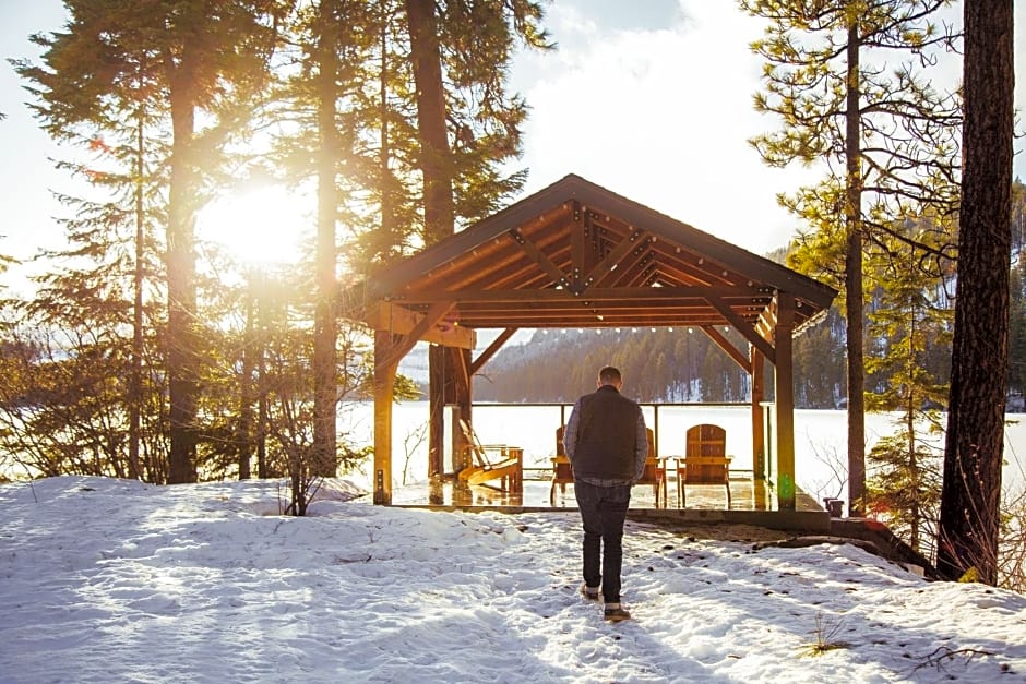 The Suttle Lodge & Boathouse