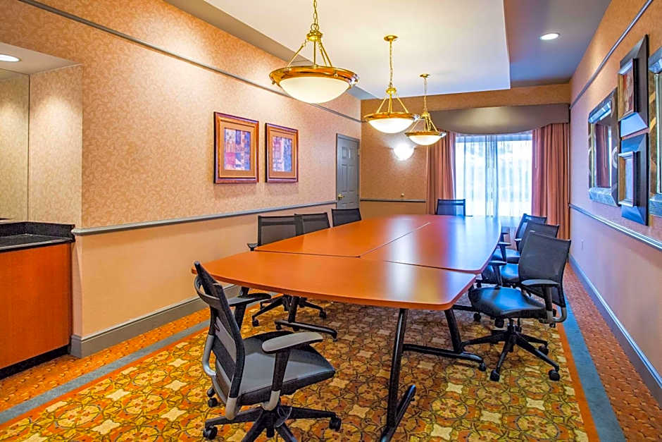 La Quinta Inn & Suites by Wyndham Islip Macarthur Airport