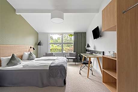 1 Double Bed, Non-Smoking, Standard Room, Work Desk, Disabled Room, Walk In Shower, Full Breakfast