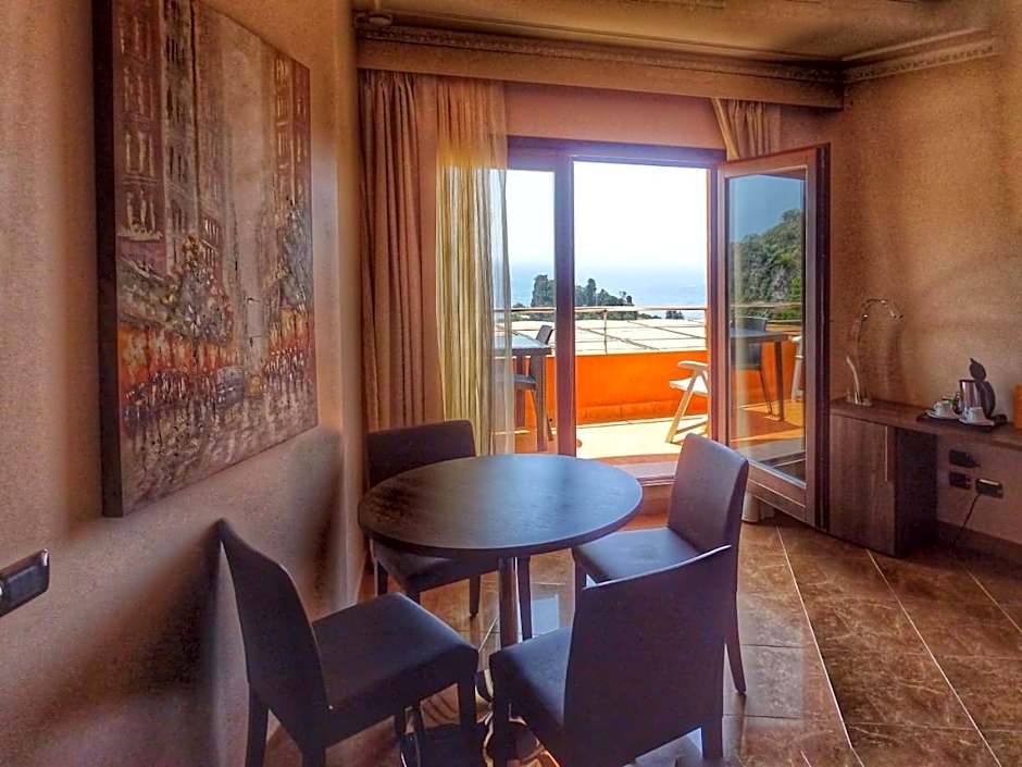 Photo 1 of 1 of Family, Side Sea View