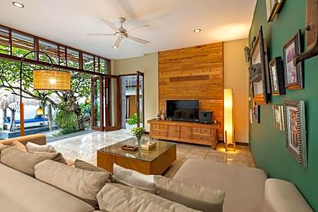 Four-Bedroom Villa with Private  Pool and Kitchen