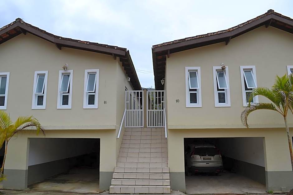 Casas em Condomínio próximo da praia com 2 dormitórios, churrasqueira e 3 vagas de garagem