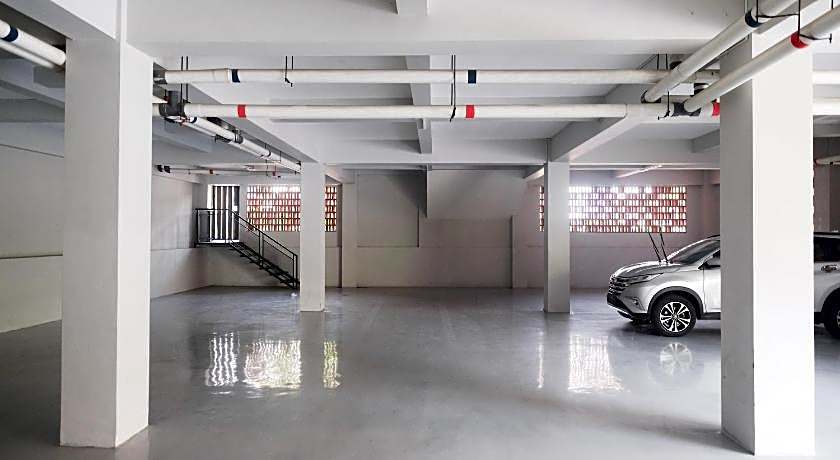 RedDoorz Plus near UMS Solo 2