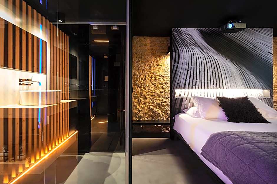 The Black Boutique -- Turistea Suites