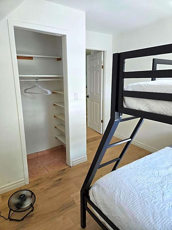 Cozy Farmhouse 10 Minutes From The Beach!