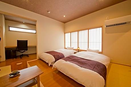 Deluxe Family Room with Shared Bathroom