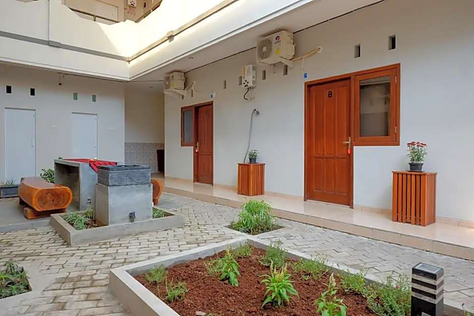 RedDoorz near Alun Alun Kudus 2