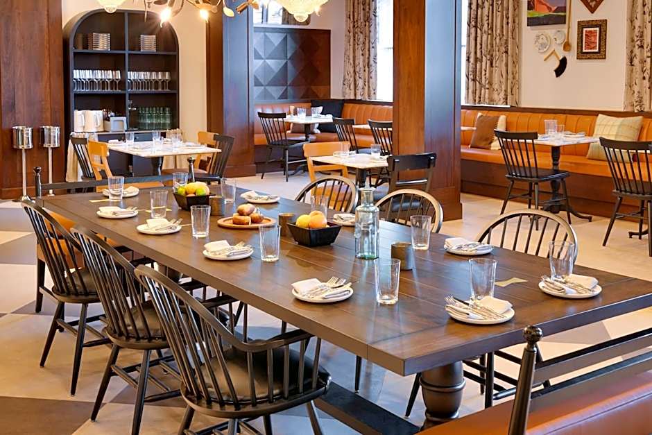 THE ADVENIRE, AUTOGRAPH COLLECTION