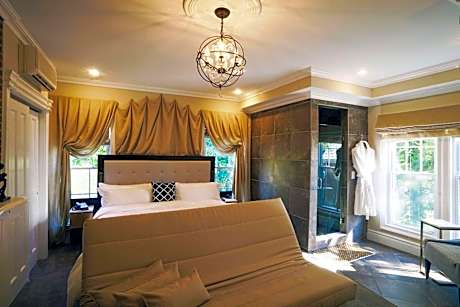 Queen Room - Non-Smoking