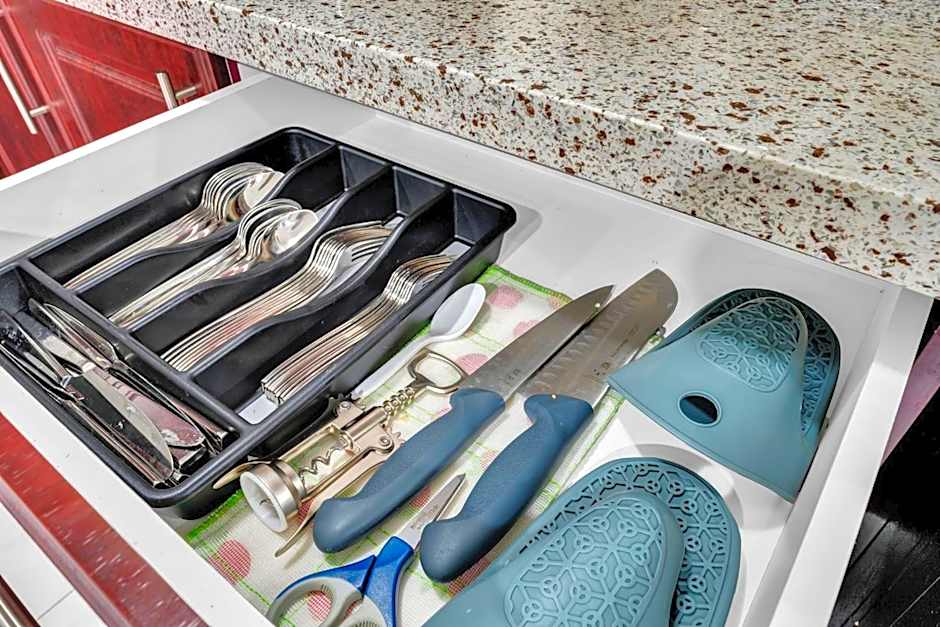 Oshawa Family Haven - Luxury 7BR Villa with Cozy Fireplaces & Hot Tub