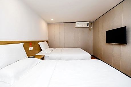 Twin Room with 1 Semi-Double Bed and 1 Single Bed