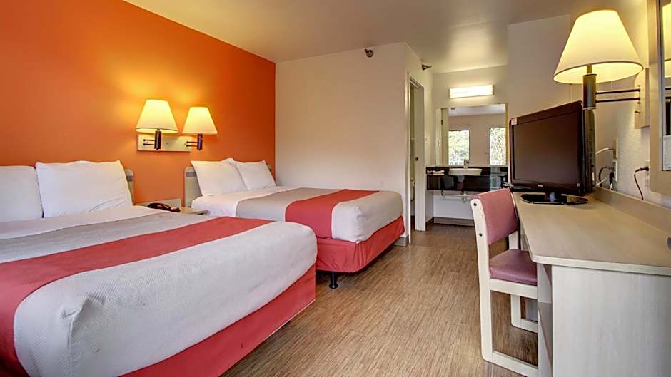 Motel 6-Des Moines, IA - North