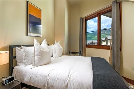 Deluxe Two-Bedroom Apartment