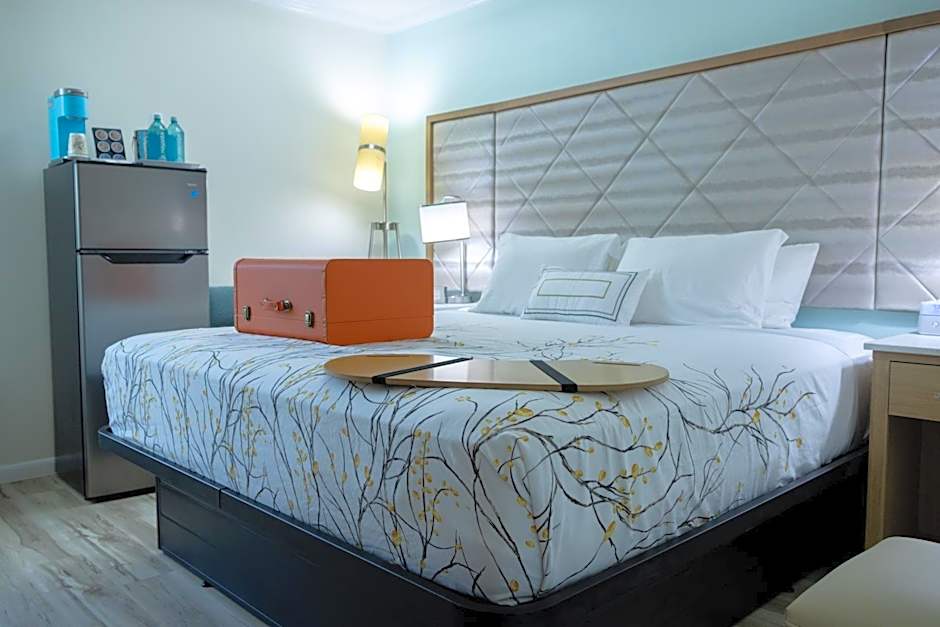 New 2025-Ocean Sands Beach Boutique Inn-Sauna and Salt-Mineral Pool -Free Beach Bikes and Famous Beach-Nightly Popcorn-Bathrobes and Sunscreen in all rooms-Ultra Sparkling-Free Laundry-4 Grand Presidential Black Beds in all rooms-Savings#252-242-SAND