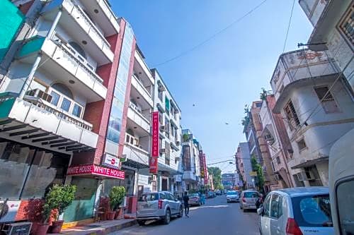 Capital O 2382 Hotel White House Continental