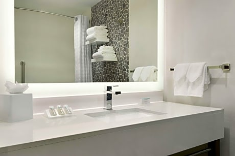 1 King Premium W/In-Room Drinks-Snacks