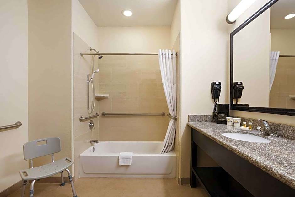 Days Inn & Suites by Wyndham Galveston West/Seawall