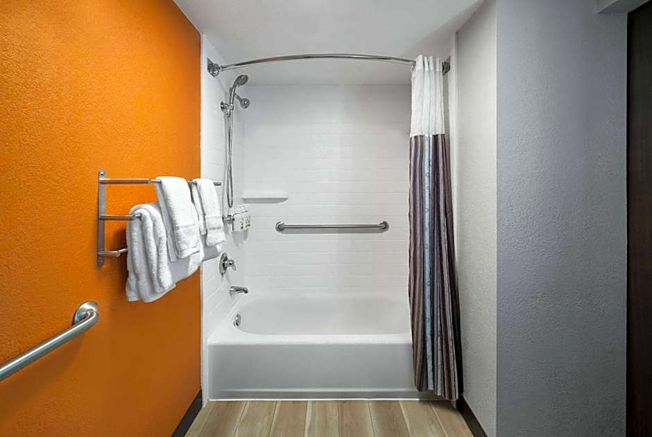 La Quinta Inn & Suites by Wyndham Greensboro