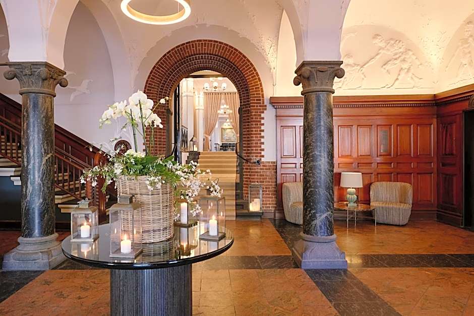 Ascot Hotel