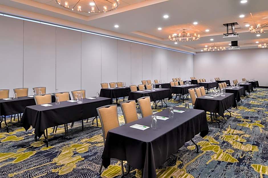 Holiday Inn & Suites Farmington Hills - Detroit NW, an IHG Hotel By IHG