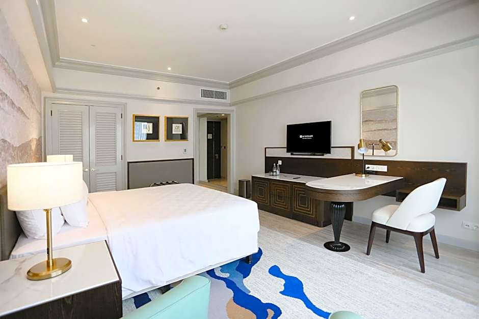 Photo 1 of 2 of Deluxe Grand 1 King Bed, Nonsmoking