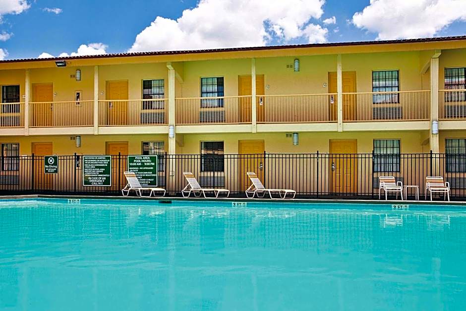 Howard Johnson by Wyndham Columbus Fort Benning