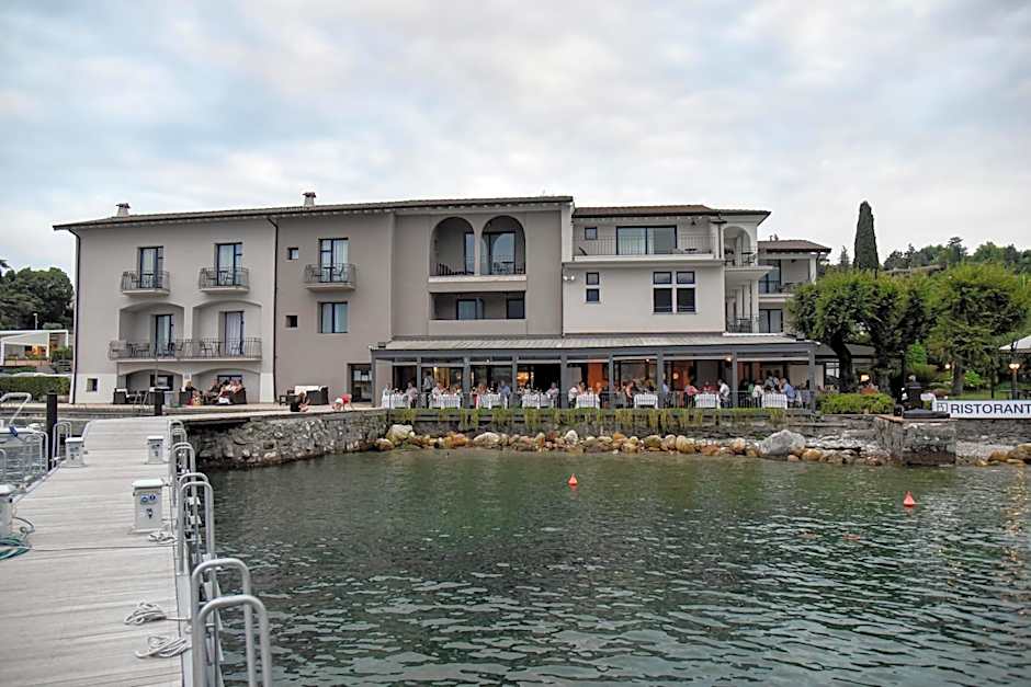 Bella Hotel & Restaurant with private dock for mooring boats