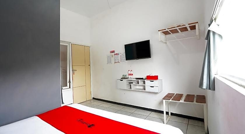 RedDoorz near Alun - Alun Magetan