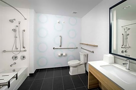 2 Queen Mobility/Hearing Access W/Tub