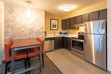 2 Bedroom Larger Suite, Bedroom 1: 1 Queen, Bedroom 2: 1 Queen, Sofa Bed