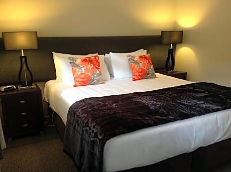 One-Bedroom Suite with Lake View