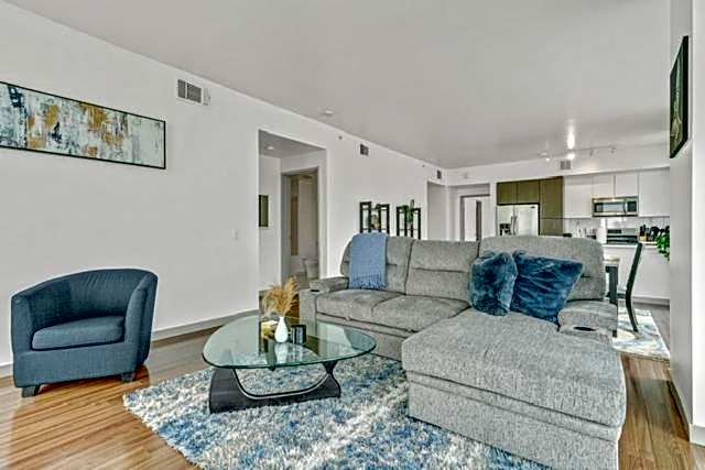 Modern Luxury 2 Bed with Panoramic City Views in Downtown LA