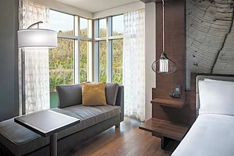 Room, 1 King Bed, River View, Corner