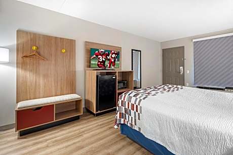 Deluxe Queen Room Disability Access Roll-In Shower Non-Smoking