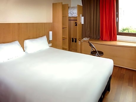 Standard Room with One Double Bed and One Single Bed