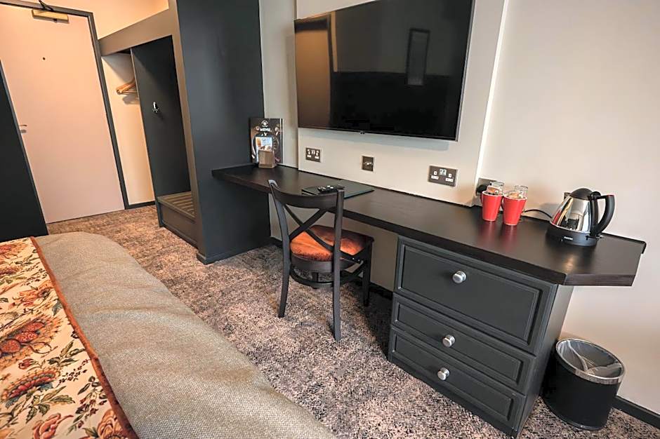 Cat & Lion Country Pub and Hotel