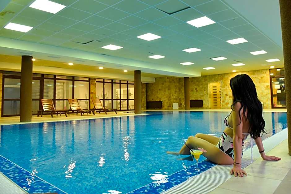 Royal Bansko - Family Apart Hotel With All Inclusive Light or HB&Drinks and Hot Pool & Jacuzzis