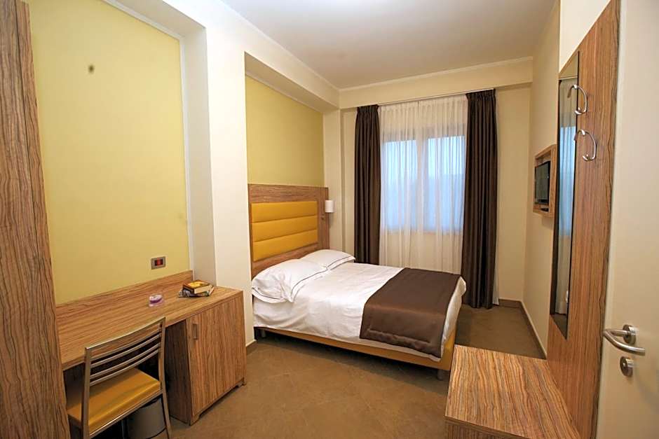 Giga Hotel