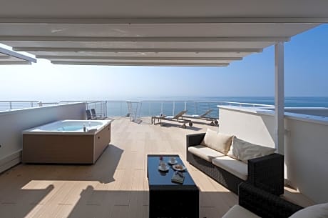 Deluxe Suite with Sea View