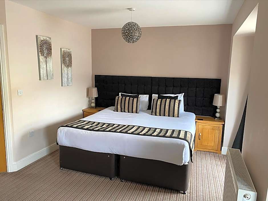 The Three Horseshoes Hotel