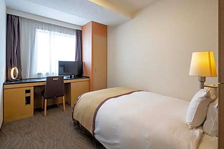 Standard Single Room - Smoking - Elevator Passes Included