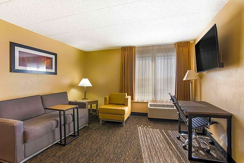Quality Suites Milwaukee Airport