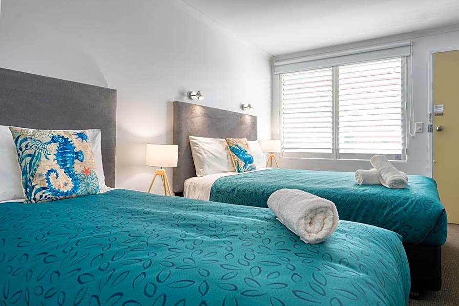 Waves on Banyan formerly Comfort Inn International